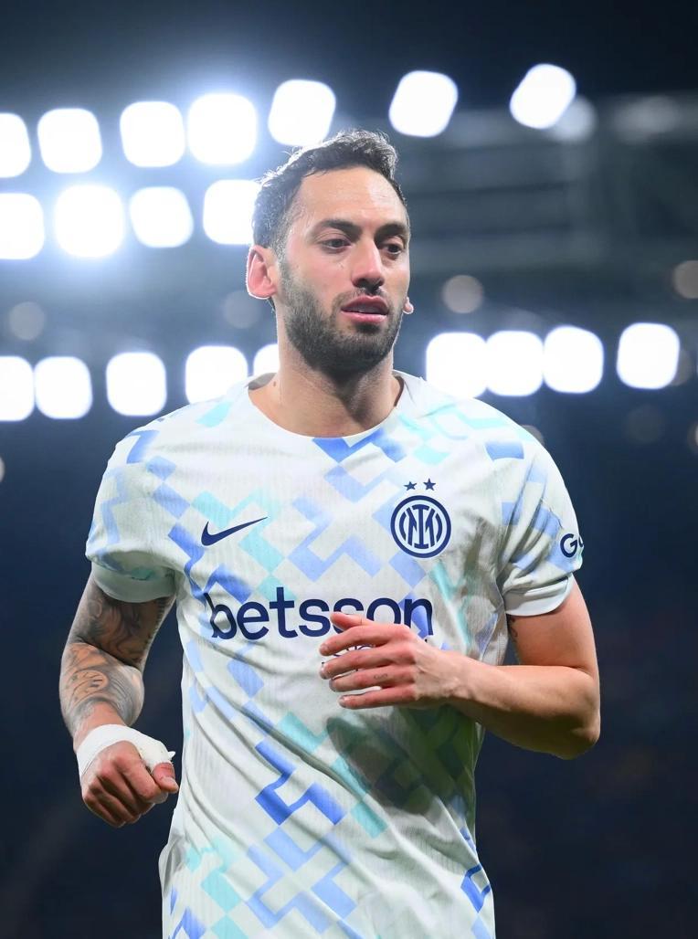 易游体育-国米官方：恰尔汗奥卢左侧比目鱼肌出现肌肉劳损症状